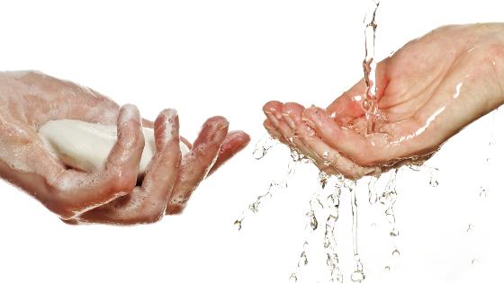 Zwei Hände waschen sich