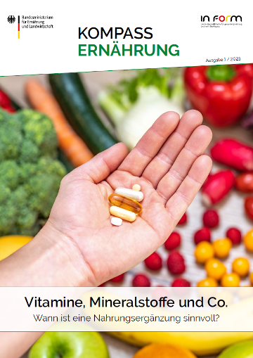 Cover der aktuellen Ausgabe - Eine Hand mit Nahrungsergänzungstabletten, im Hintergrund liegt Gemüse