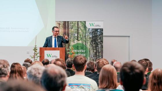 Bundesminister Özdemir am Rednerpult beim Berliner Waldsymposium der deutschen Waldeigentümer, 