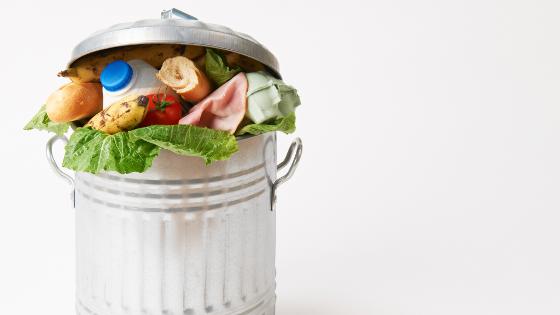 Lebensmittel in einem Mülleimer