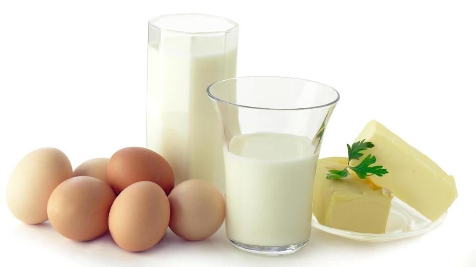Eier, Gläser mit Milch und Butterstück