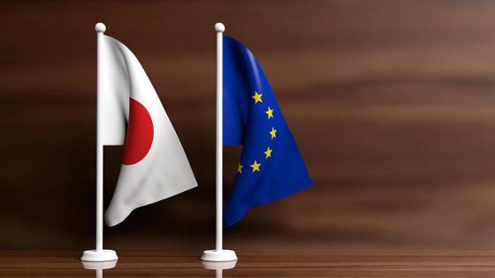 Japanische und EU-Flagge mit hölzernem Hintergrund
