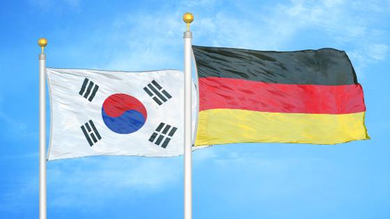 die südkoreanische Flagge und die deutsche wehen im Wind