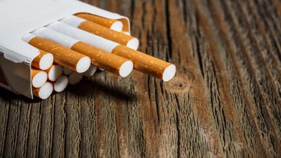 Offene Zigarettenschachtel liegt auf Holzfläche