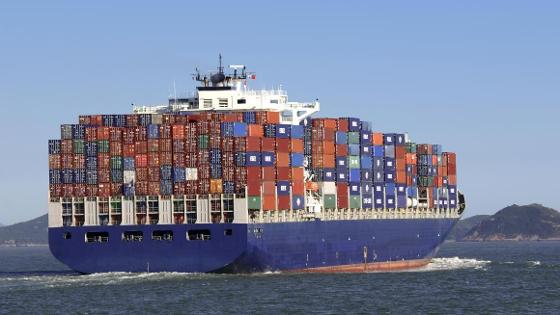 Containerschiff sticht in See